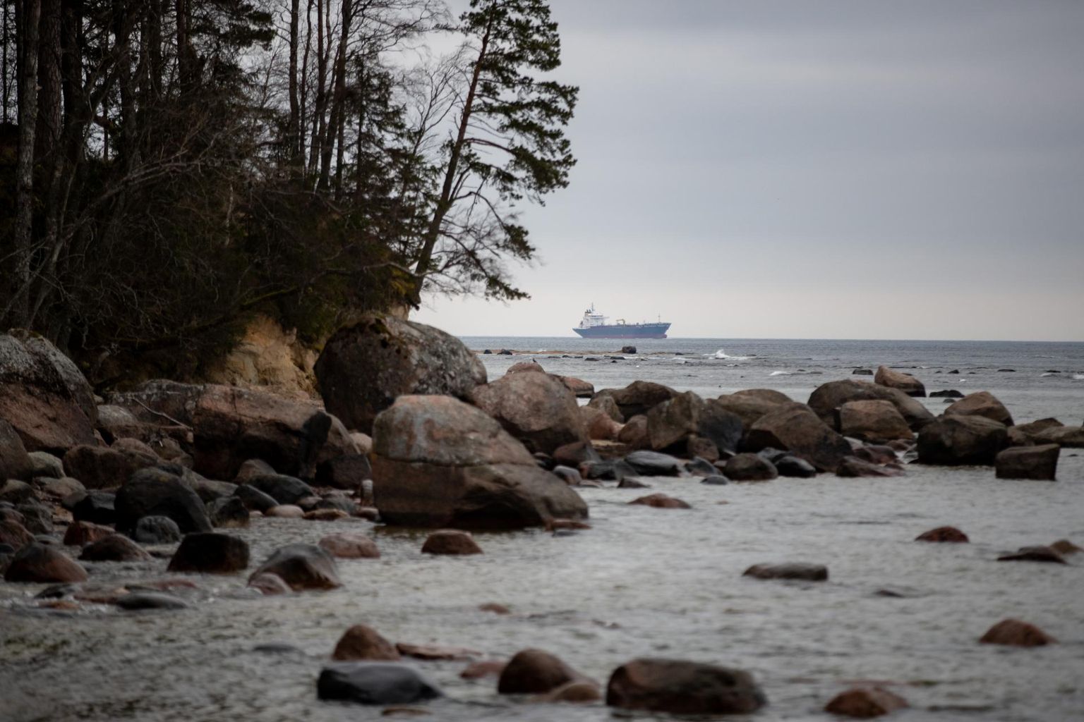 Muraste looduskaitseala rannik. Laev Seaconger suundumas Tallinna lahe G-ankrualale, kus keskkonnaministeerium plaanis vahepeal lubada STS-operatsioone.