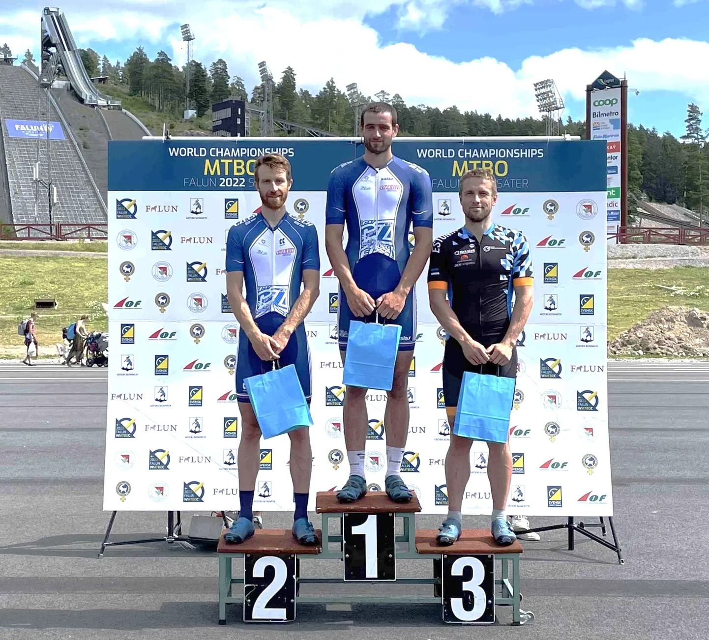 Meeste sprindi lilletseremoonia. 1. Krystof Bogar, 2. Vojtech Stransky, 3. Lauri Malsroos.