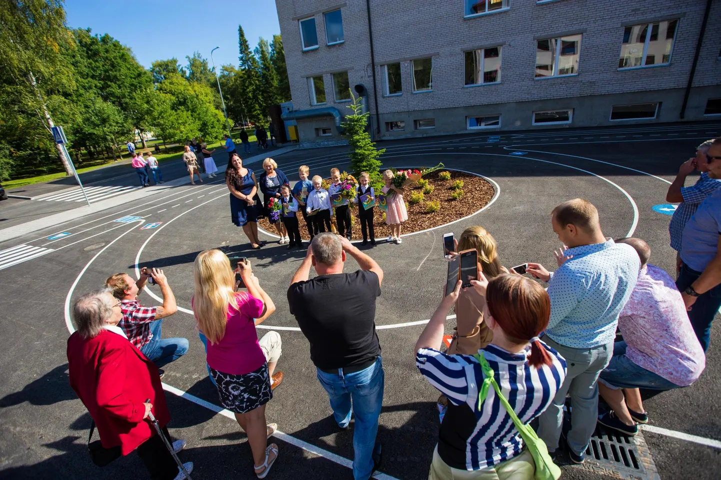 Aseri äsja remonditud koolis alustas kooliteed tavapärane arv kooliuusikuid – 11. Esimesse klassi minejate hetked talletati perearhiividesse.