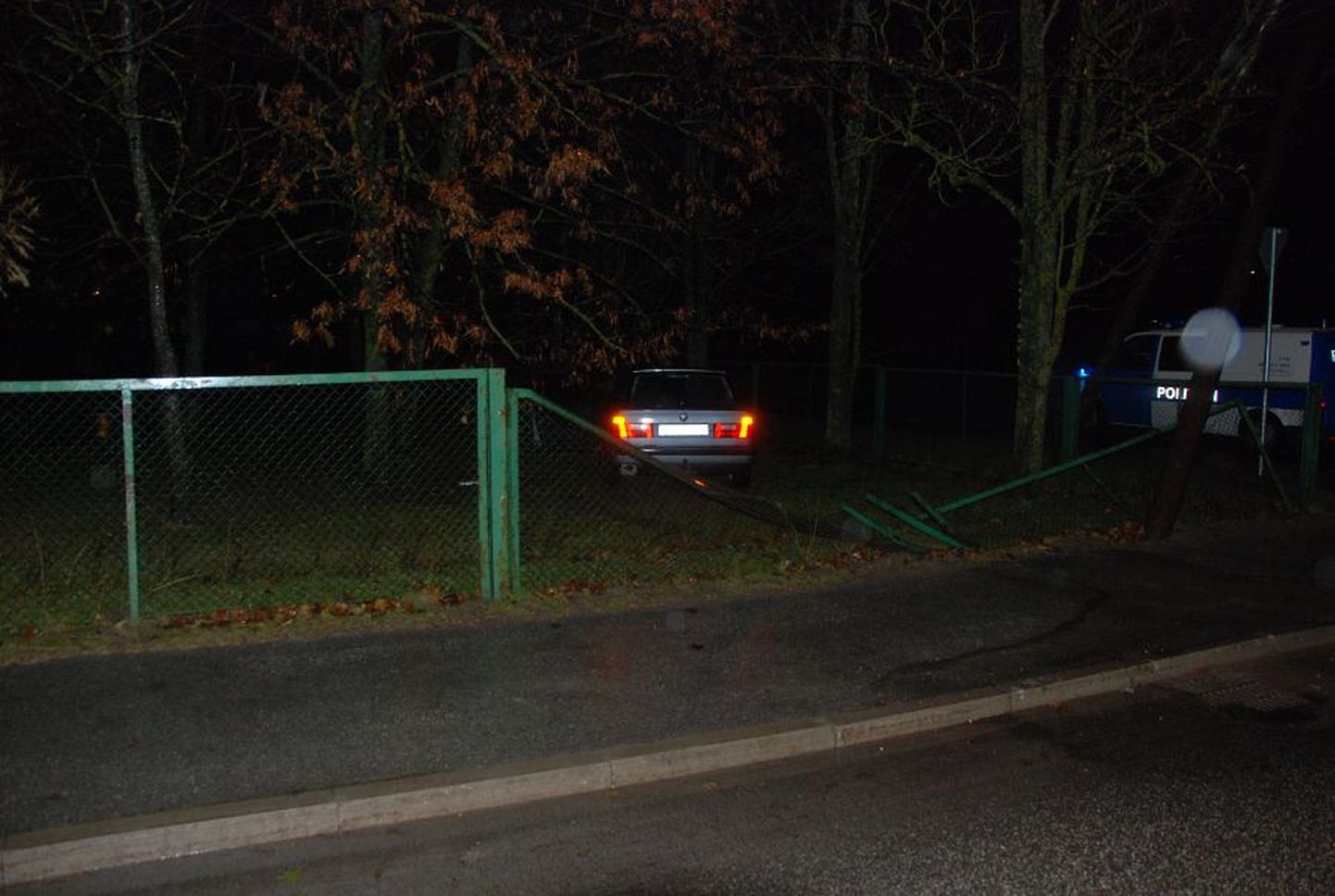 Läbi aia sõitnud BMW juht jättis masina avariipaigale ja lahkus.