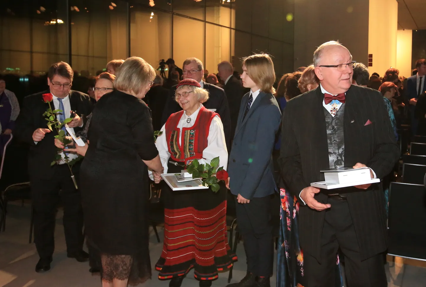 Tartu Tähe kavaler Valve-Liivi Kingisepp ja paremal aukodanik Ago Kõrgvee.