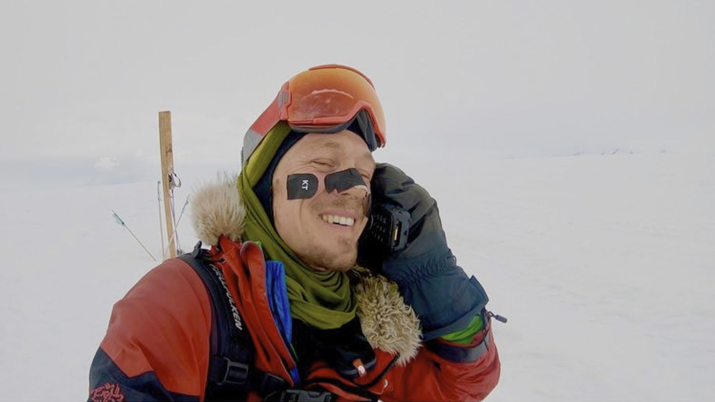 Colin O´Brady kolmapäeval pärast Antarktika ületamise retke lõpetamist telefoniga rääkimas.