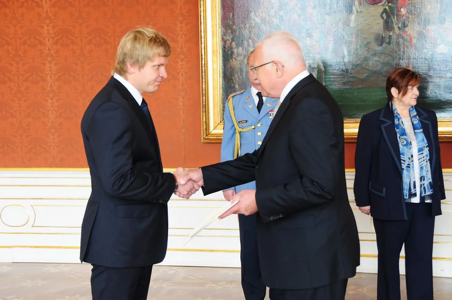 Eesti Vabariigi uus suursaadik Tšehhi Vabariigis Lembit Uibo (vasakul) andis reedel üle oma volikirja Tšehhi presidendile Václav Klausile.