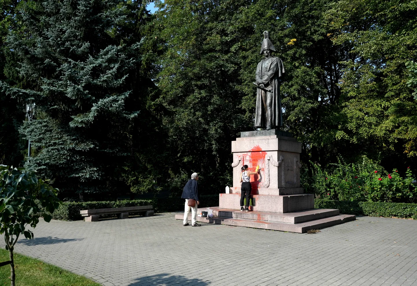 Изуродованный памятник генерал-фельдмаршалу Михаилу Барклаю де Толли на Эспланаде