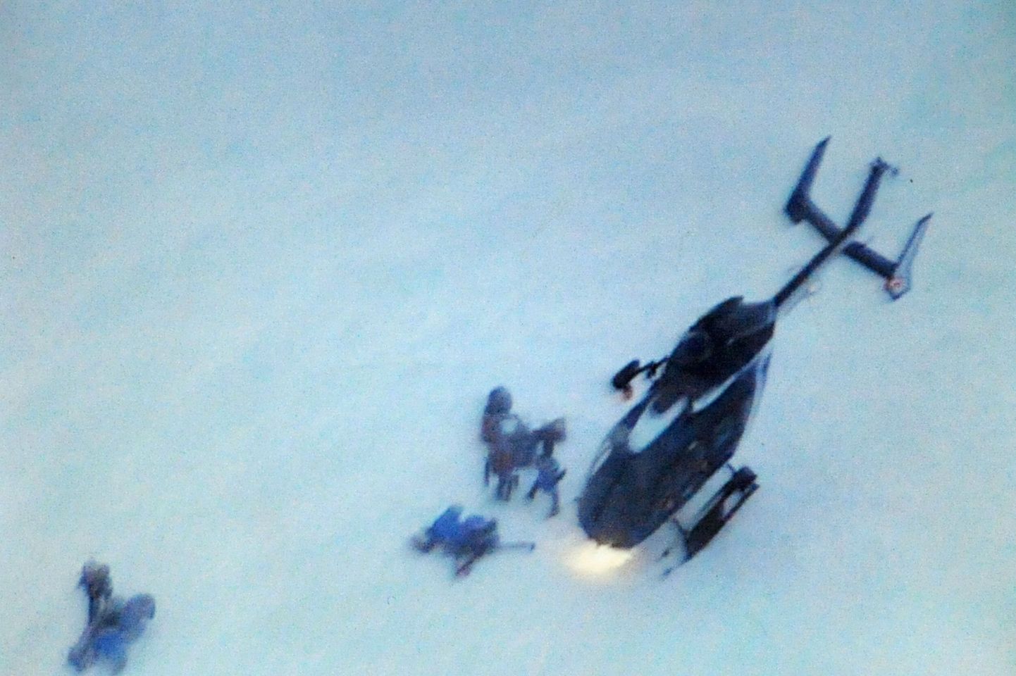 Päästehelikopter lumelaviinis ellu jäänuid ära transportimas