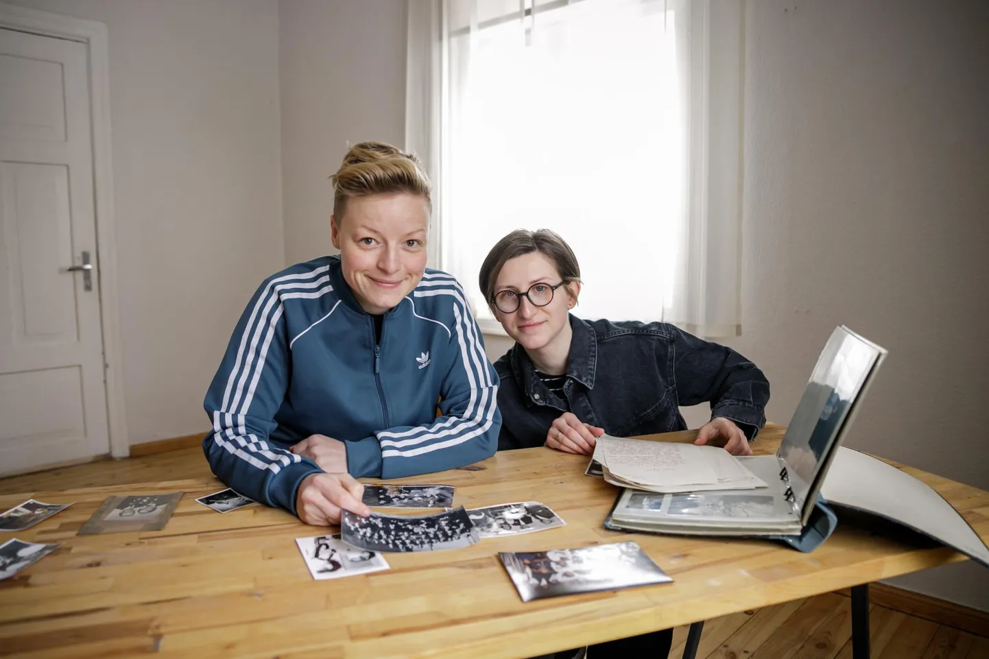 Barbara Lehtna (vasakul) ja Katrīna Dūka kogusid kaaslastega mitu kuud inimeste lugusid.