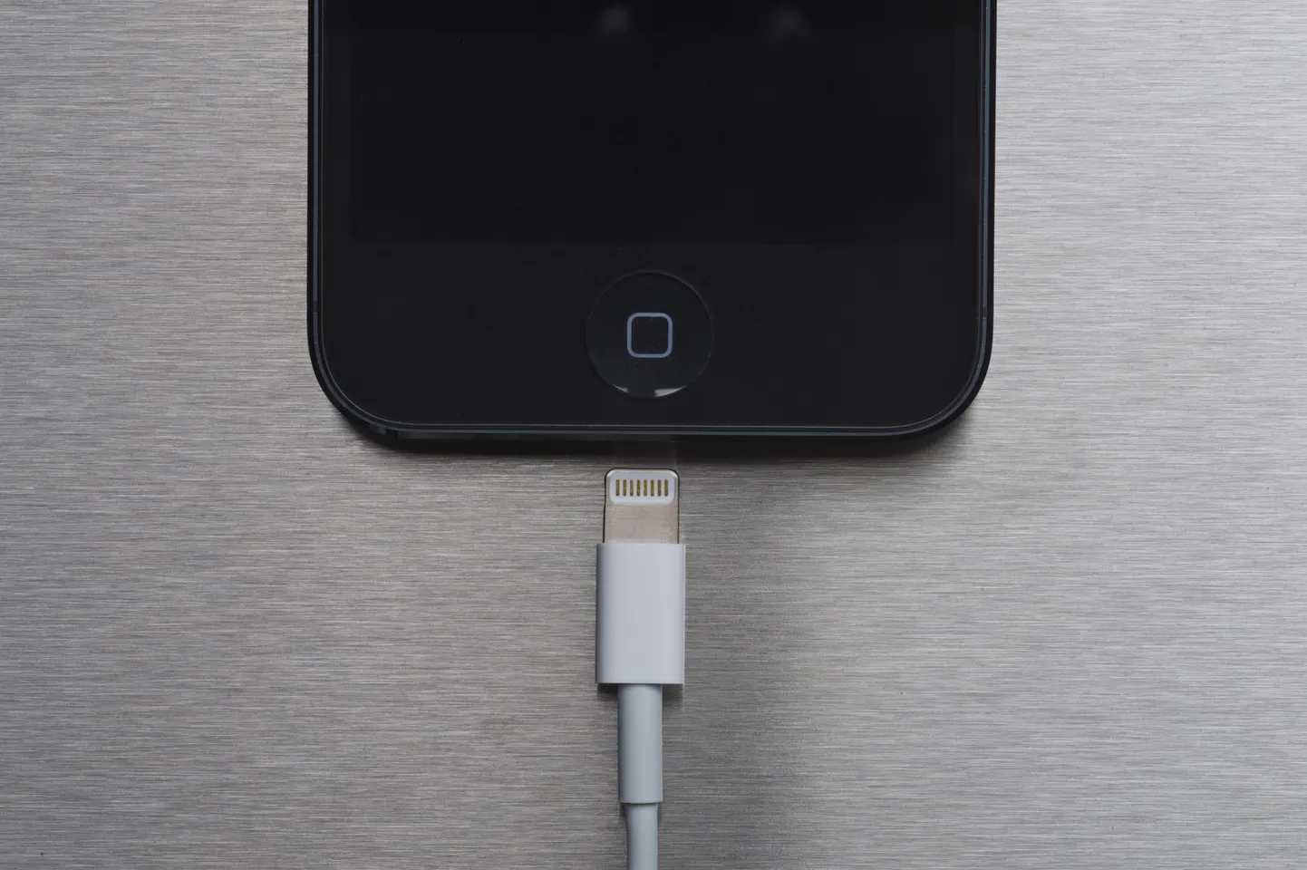 Компания Apple может быть вынуждена отказаться от зарядного кабеля Lightning, если за это проголосуют европейские законодатели.