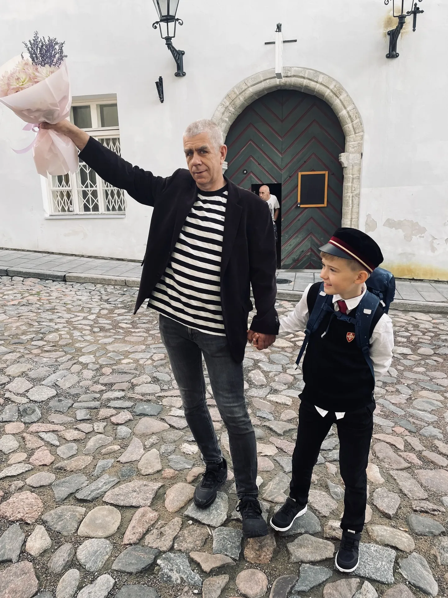 Kirjanik Olavi Ruitlane nendib, et talle päriselt meeldib olla isa. "See hoiab kuidagi elus." "Sõidame esimeses klassis!" on ta selle pildi alla kirjutanud.