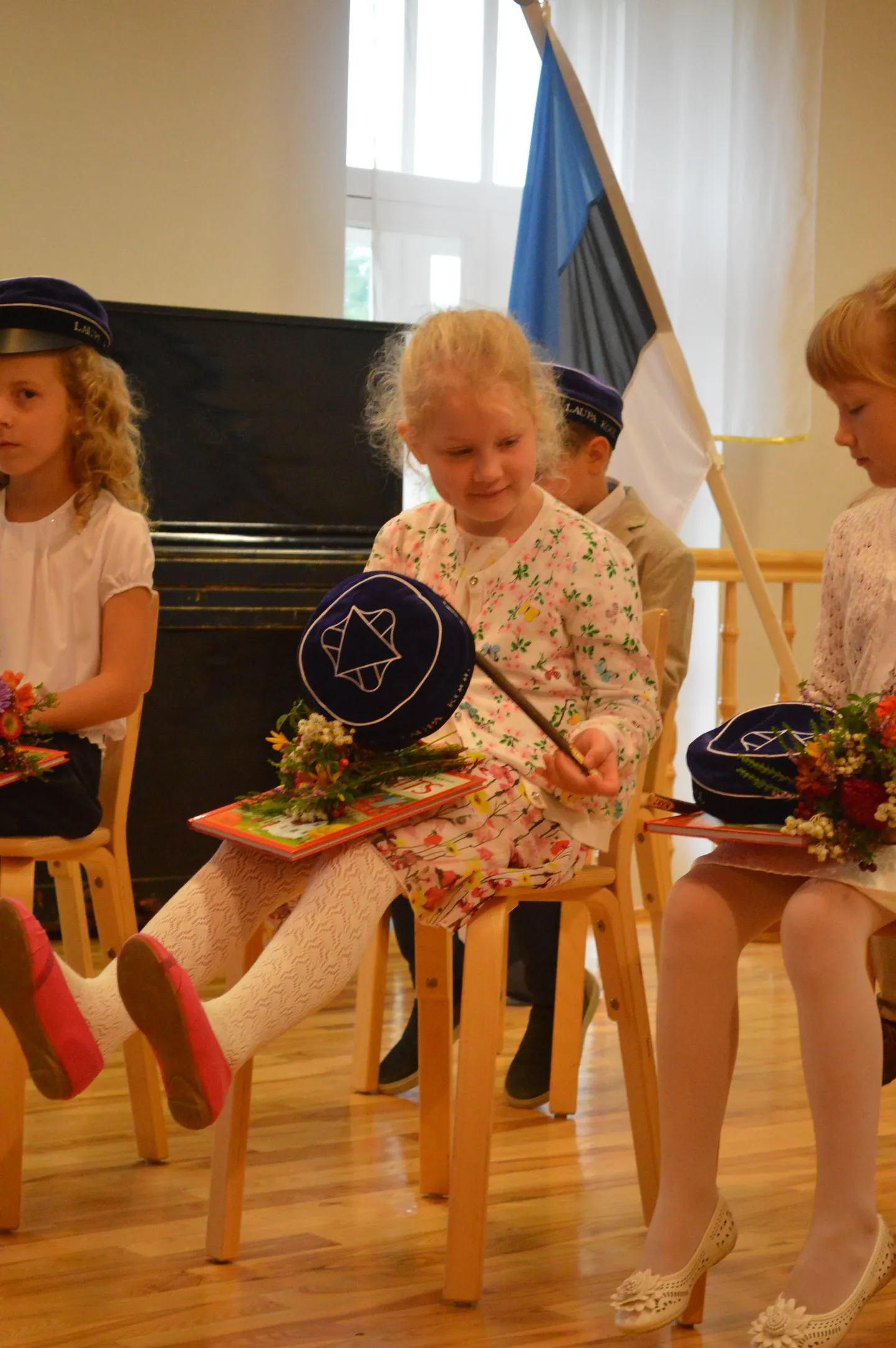 Koolimütsidega 1. september Laupa põhikoolis Türi vallas.