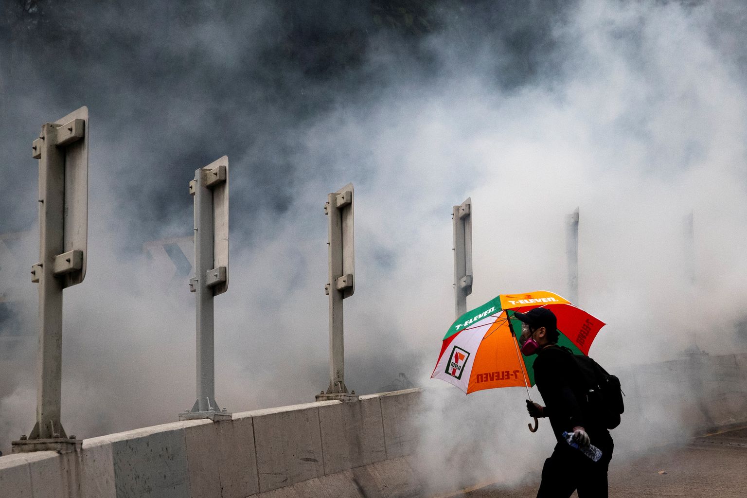 Hongkongi meeleavaldaja pagemas pisargaasi eest.