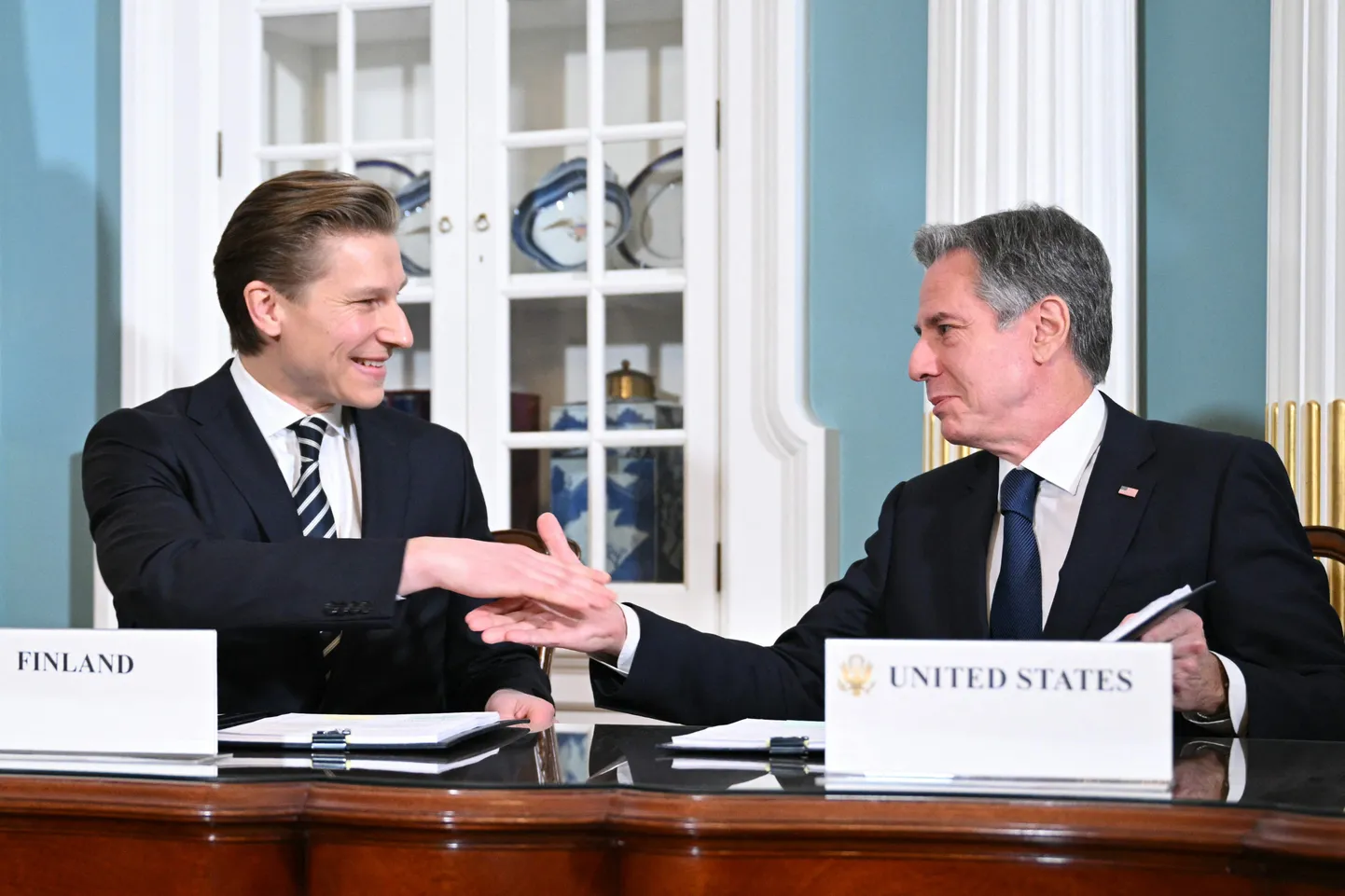 Министр обороны Финляндии Антти Хаккянен (слева) подписывает с госсектератем Энтони Блинкеном договор о военном сотрудничестве Финляндии и США, Вашингтон, 18 декабря 2023 года,