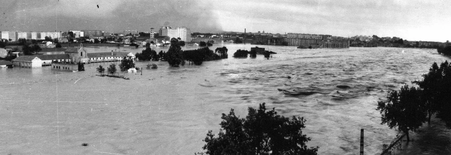 Üle kallaste tõusnud Turia jõgi Valencias 15. oktoobril 1957.