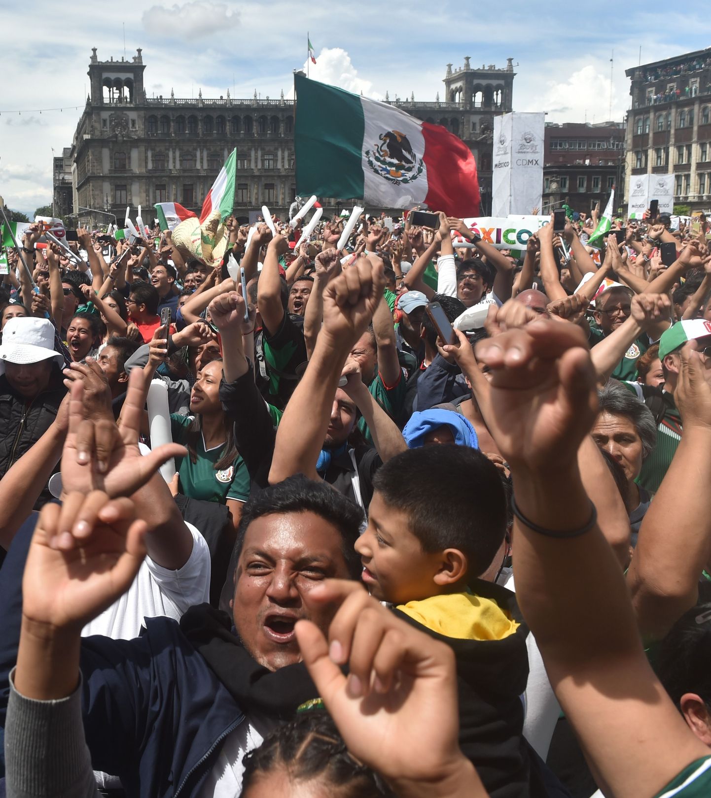 Rõõmust rõkkavad mehhiklastest jalgpallifännid