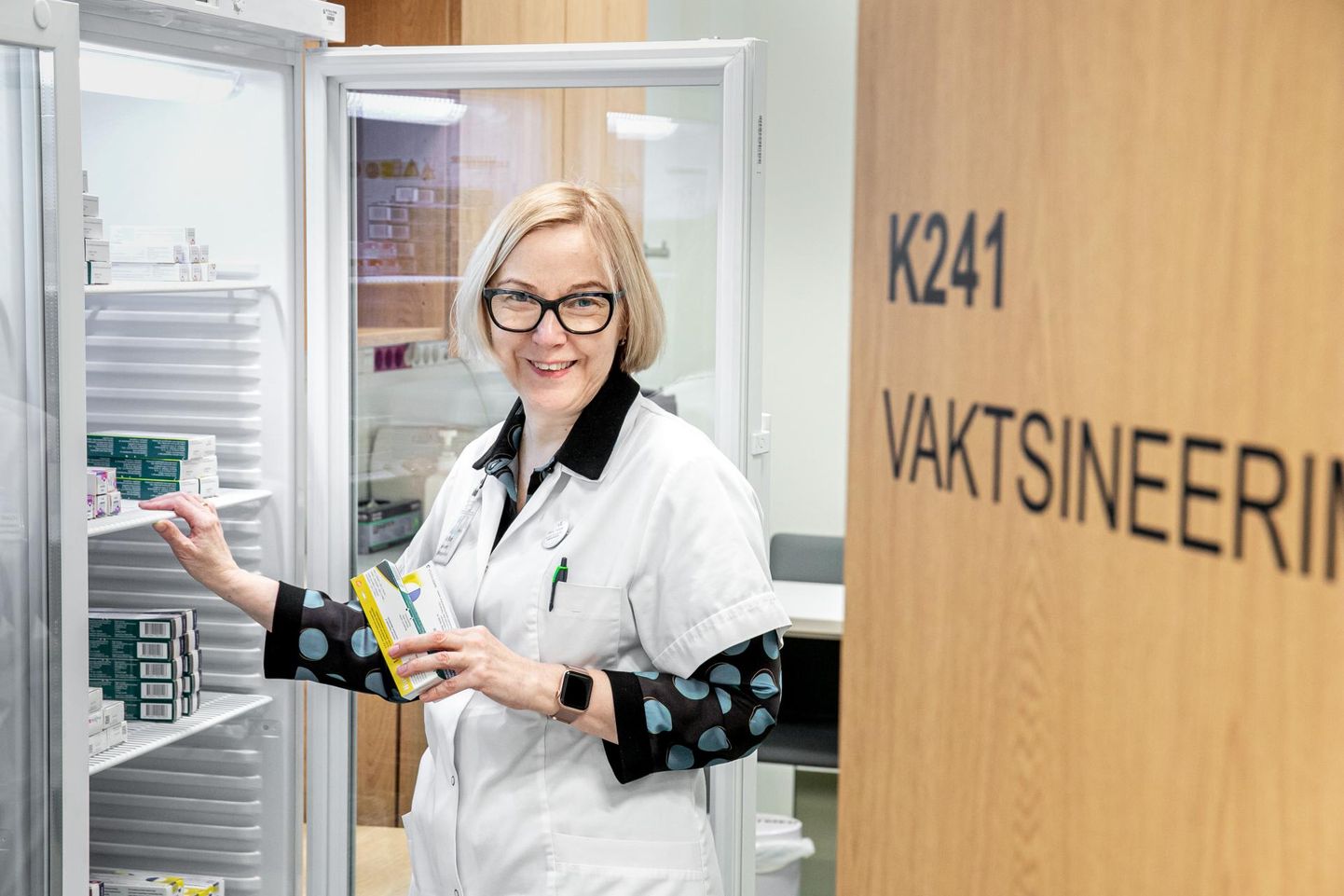 Pärnu haigla infektsioonikontrolli arst Kadi Kenk näitab vaktsiine, mis on tema kabinetis reisisellidele käeulatuses.