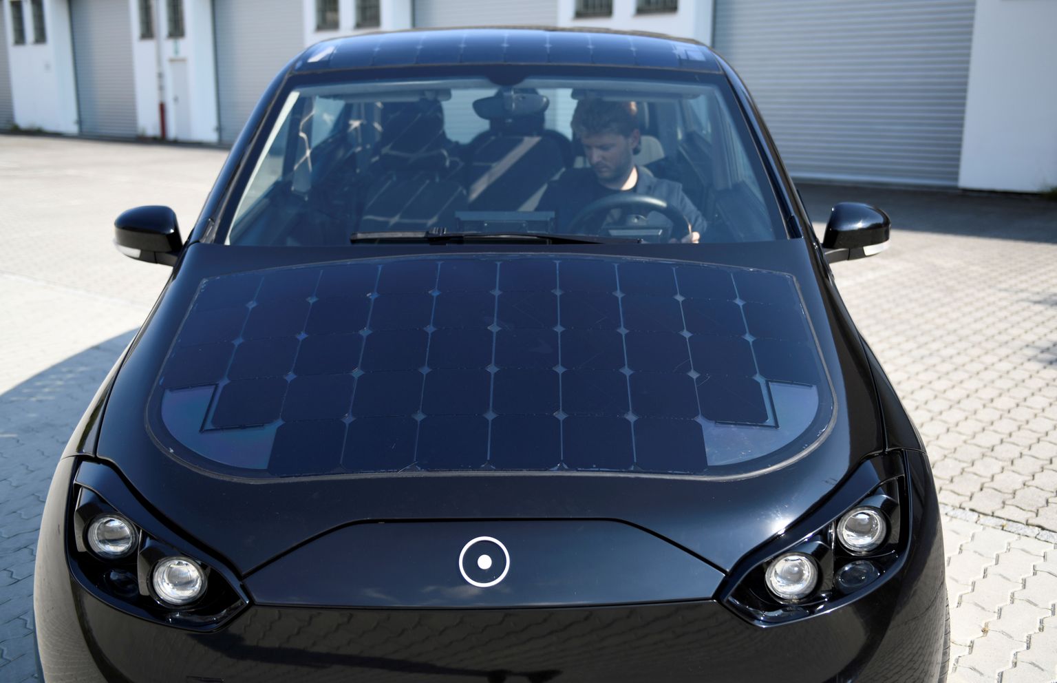 Sono Motorsi kaasasutaja Jona Christians päikesepaneeliauto roolis