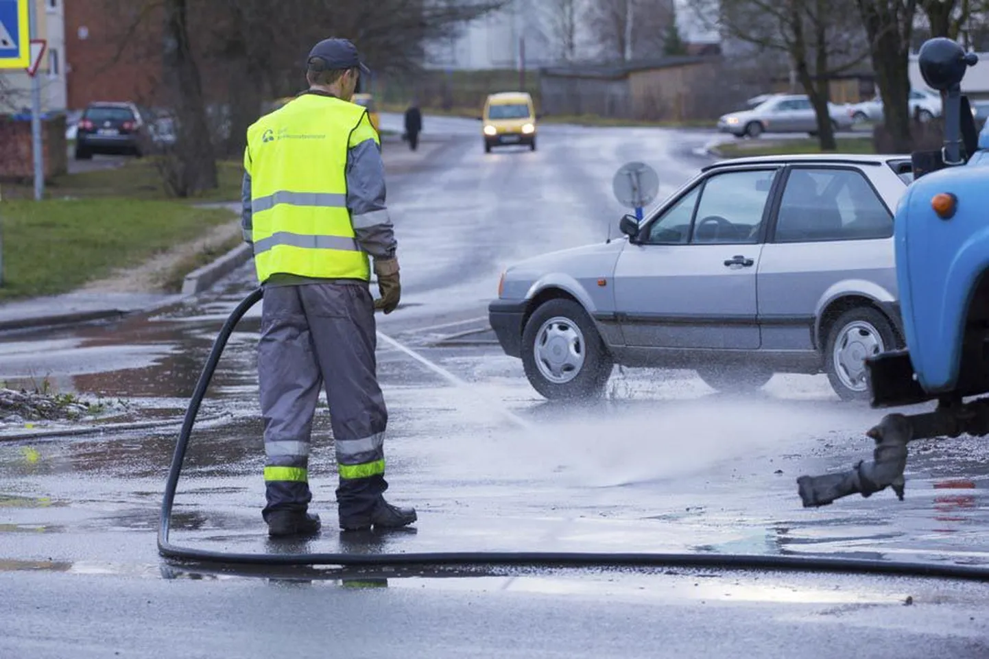 Eesti Keskkonnateenuste töömehed olid kolmapäeval ametis tänavapesuga, pilt on tehtud Riia maantee ja Reinu tee ristmikul.