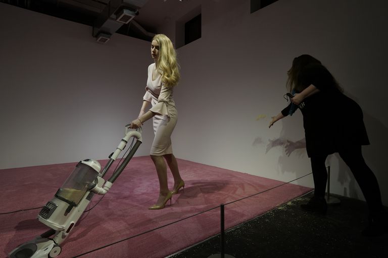 Washingtoni galerii Flashpoint külastajad saavad kunstiprojektis osalevale Ivanka Trumpi kujutavale modellile ise koristamiseks leivapalukesi ette visata.