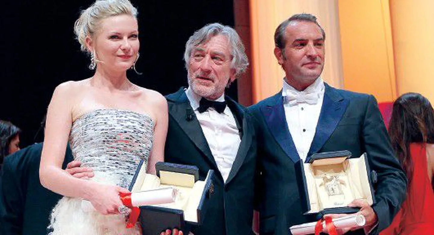 Президент жюри Роберт де Ниро (в центре) с призерами кинофестиваля — Кирстен Данст и Жаном Дюжарденом.