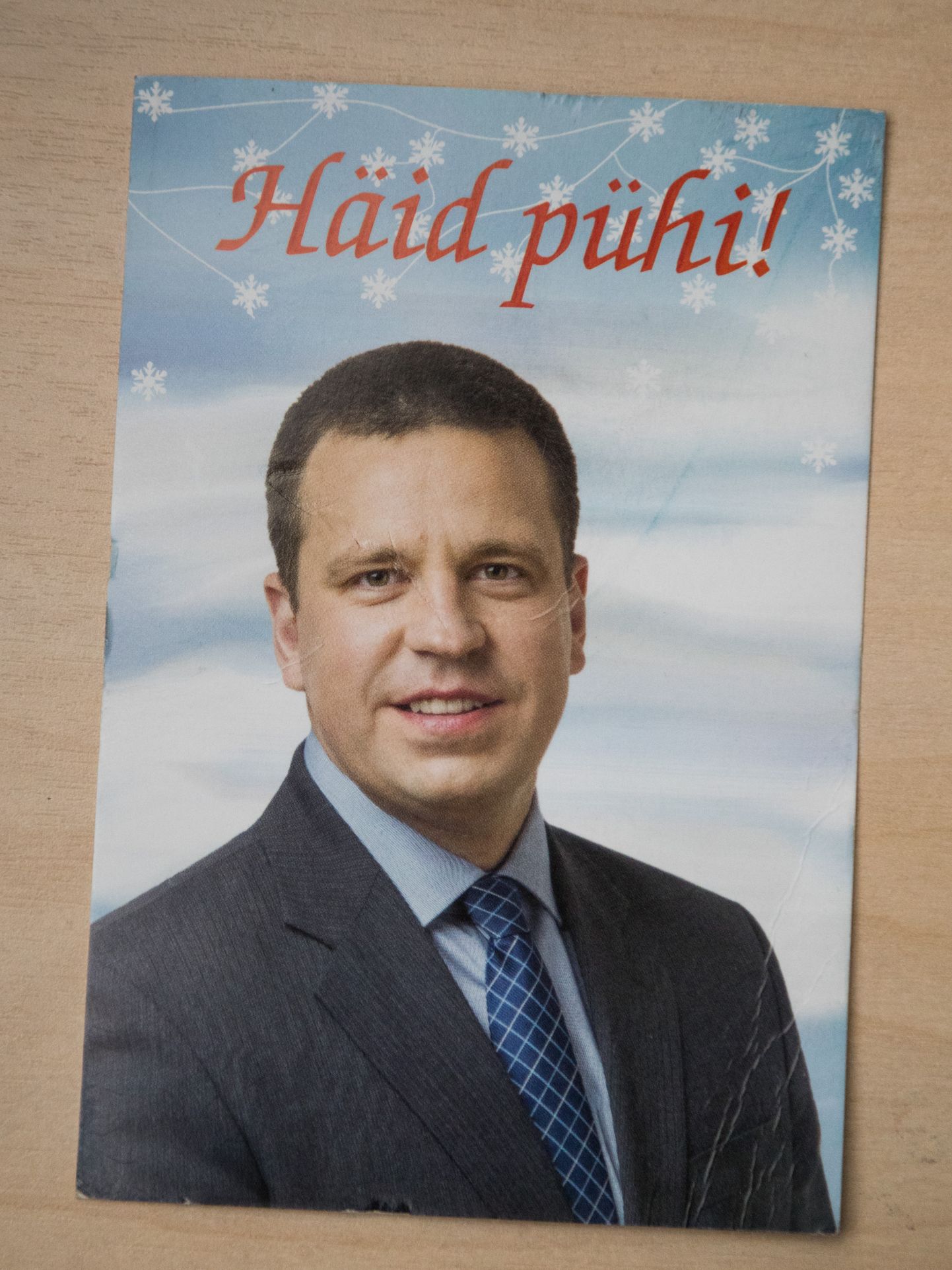 Jüri Ratase oli reedeks saanud paarsada jõulukaarti. Fotol peaministri enda jõulutervitus.
