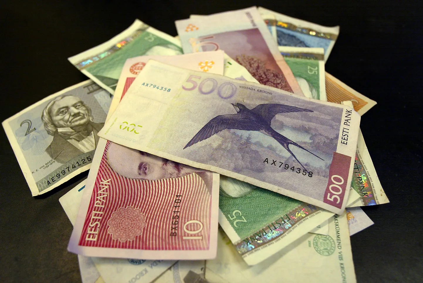Eesti kroonid.