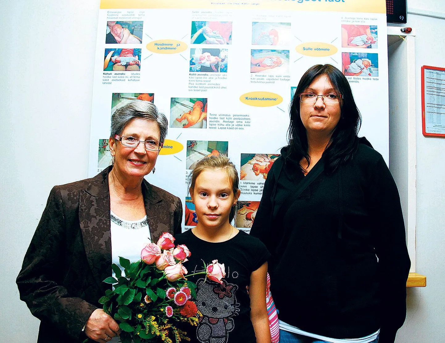 Kliinikumi vastsündinute osakonna asutamise juures viibinud arst Marja-Liis Mägi (vasakul) koos oma patsiendi Maria-Florenzia Kohleri ja ta ema Triinu Paemurruga.