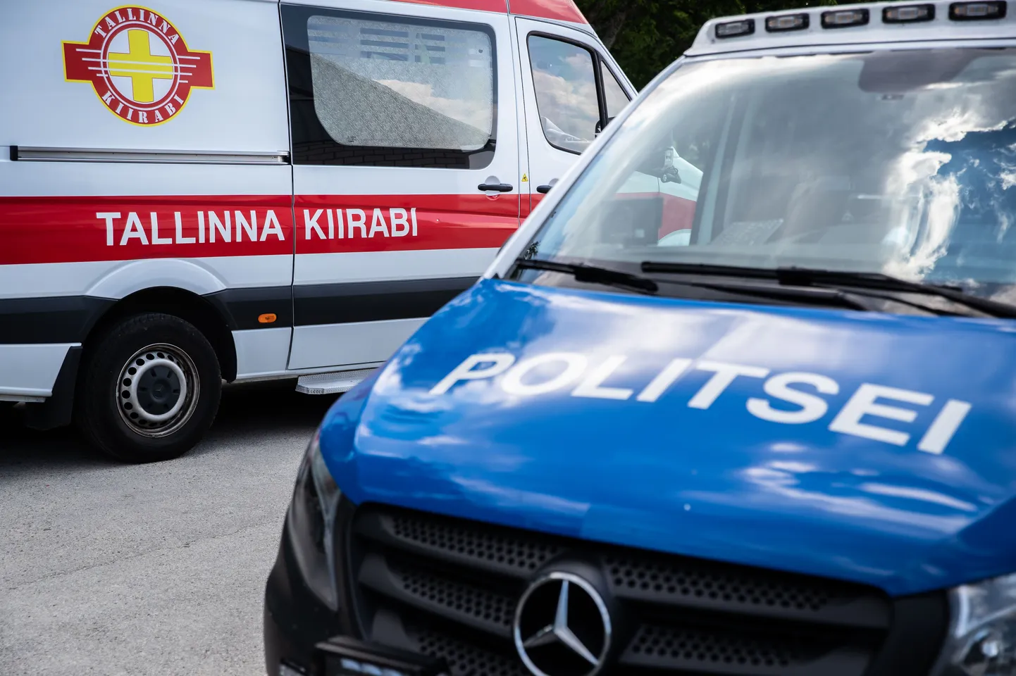Kiirabi ja politsei.