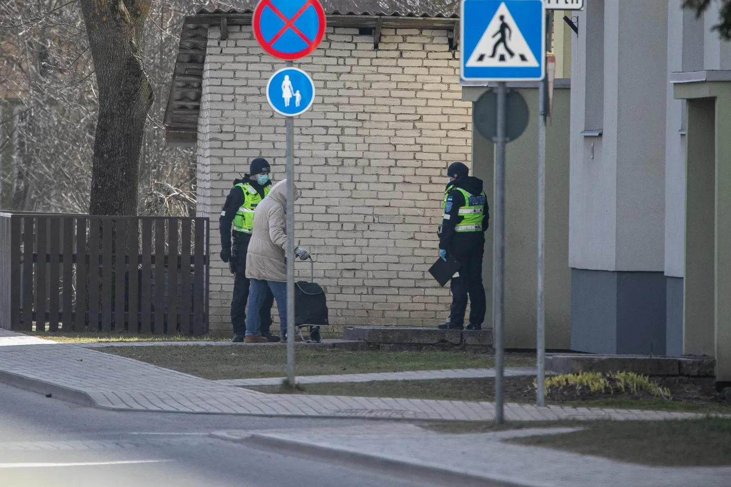 Lisaks tavalistele väljakutsetele kontrollivad politseipatrullid isolatsiooninõuetest kinnipidamist.