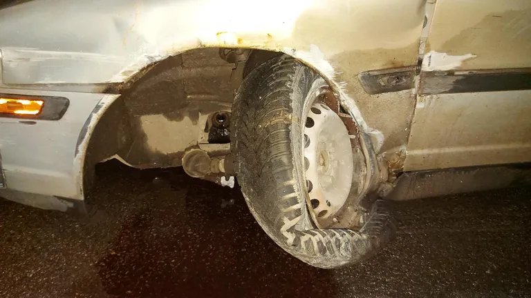 Sindis sõitis vastu vastu sillapiiret sõiduauto Volvo, sulgedes liikluse.