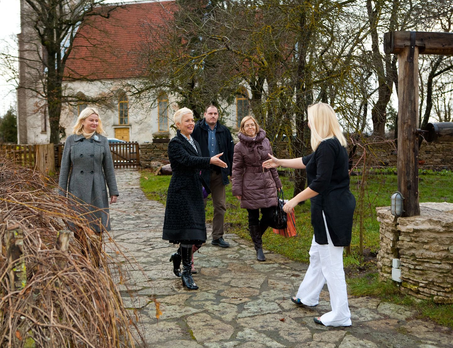 Konkursi patroon Evelin Ilves koos Kodukirja peatoimetaja Malle Pajula (vasakul) ja saatjatega saabumas külaskäigule võidukoju.
