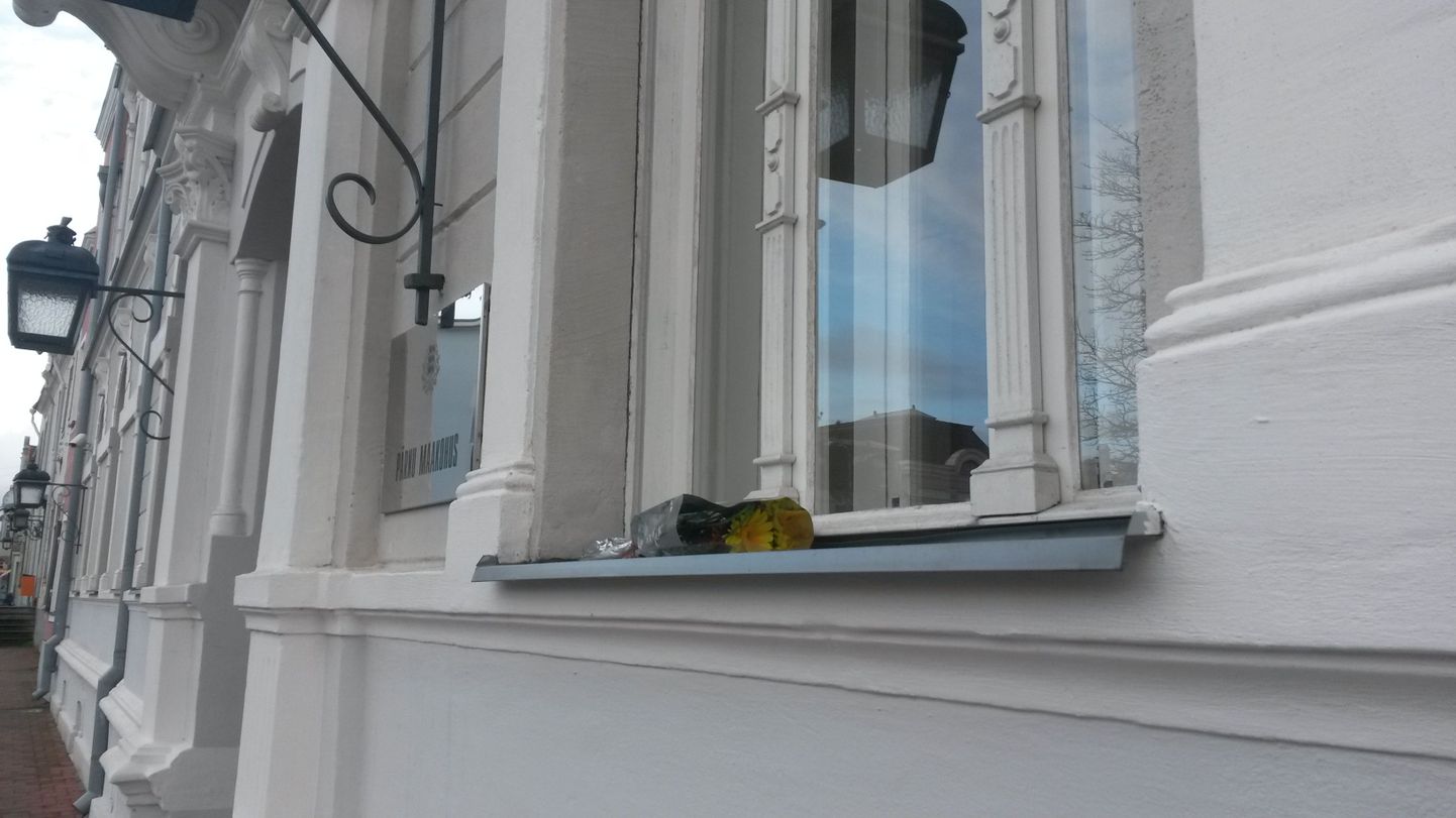 Lilled Pärnus Rüütli tänaval asuva kohtumaja aknalaual.