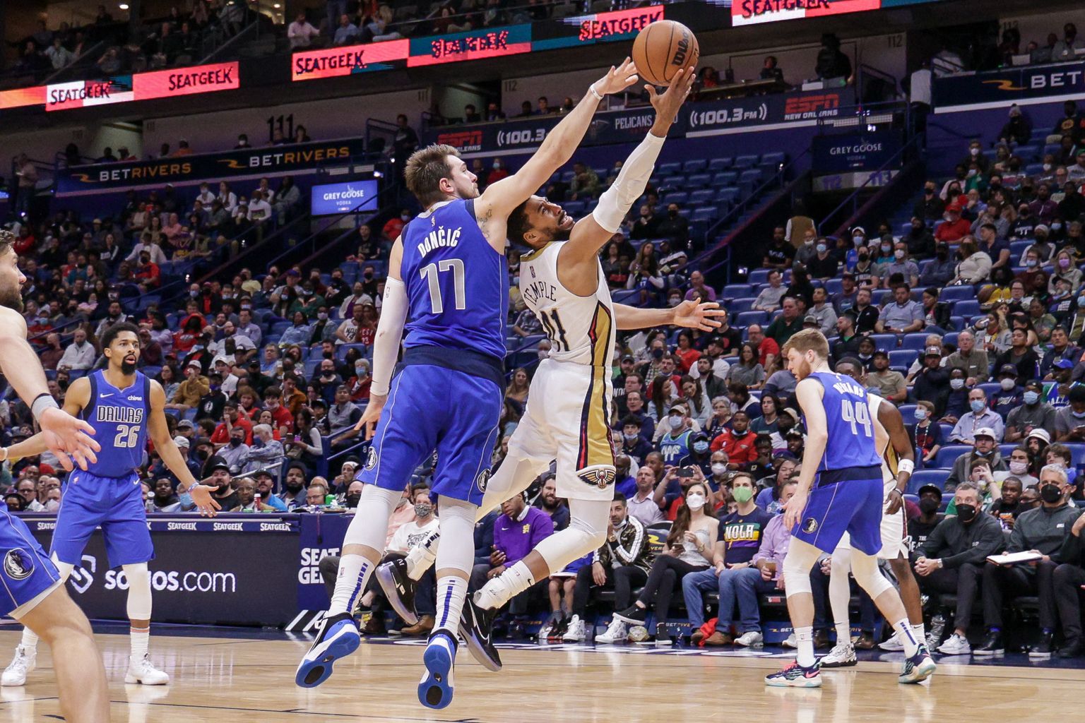 Luka Dončičs aizsardzībā