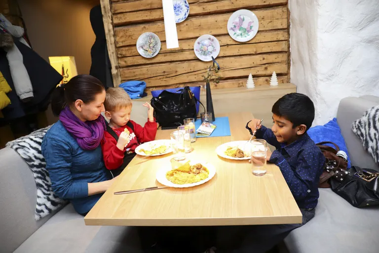 Kõige väiksem külaline laskis oma kodumaa toidul hea maitsta.