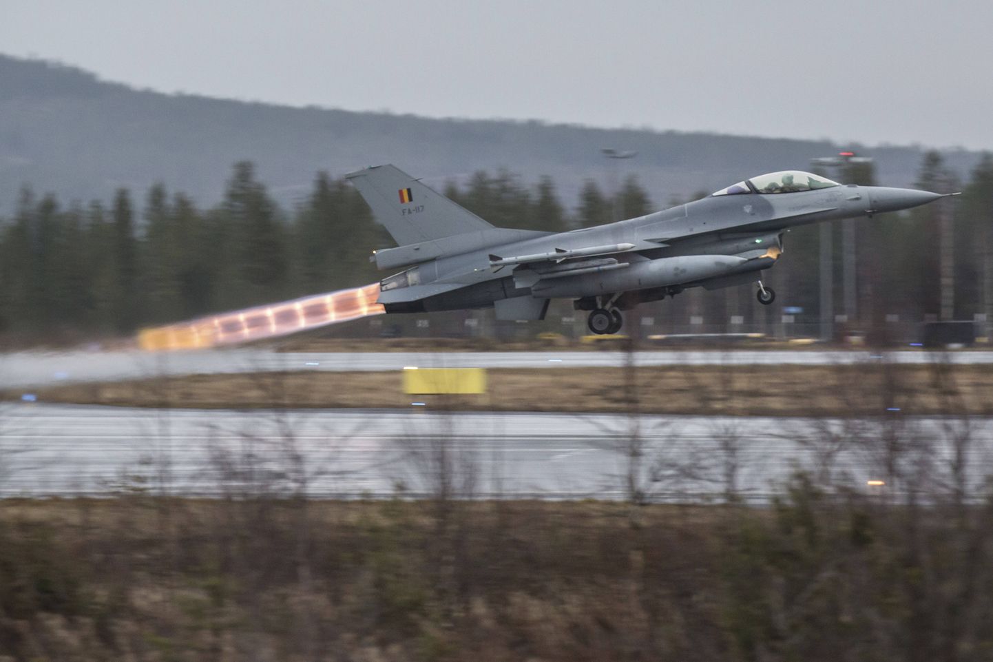 Belgia hävitaja F-16 tõusmas õhku Soomes Rovaniemis asuvast õhuväebaasist.