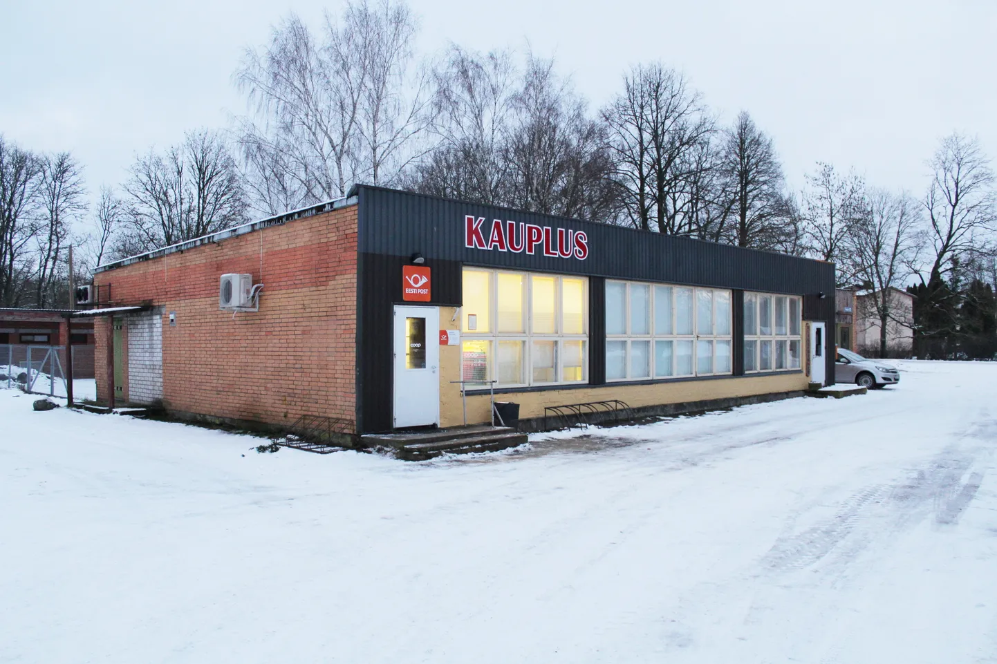 Hummuli postipunkt asub samas majas sealse A ja O kauplusega. Sinna kuller paki klienti eelnevalt teavitamata jättiski.