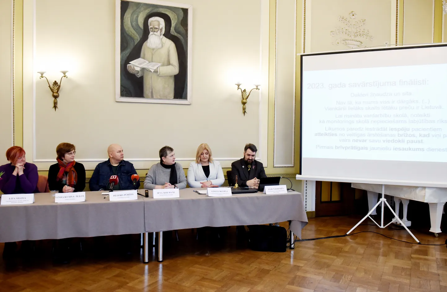 Literatūrzinātniece, kritiķe un skolotāja Lita Silova (no kreisās), kultūras žurnāliste Linda Kusiņa-Šulce, komunikācijas praktiķis Pēteris Pūrītis, literatūrfilosofe un tulkotāja Ieva Kolmane, sociolingviste, Latvijas Okupācijas muzeja vadošā pētniece Vineta Poriņa un Rīgas Latviešu biedrības Latviešu valodas attīstības kopas vadītājs Uģis Nastevičs piedalās pasākumā, kurā paziņo "2023. gada vārds, nevārds un spārnotais teiciens" rezultātus.