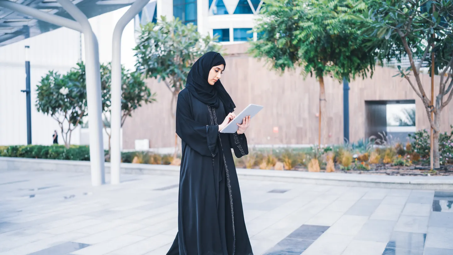 Sieviete tradicionālajā musulmaņu kleitā - abaijā. Attēls ilustratīvs.