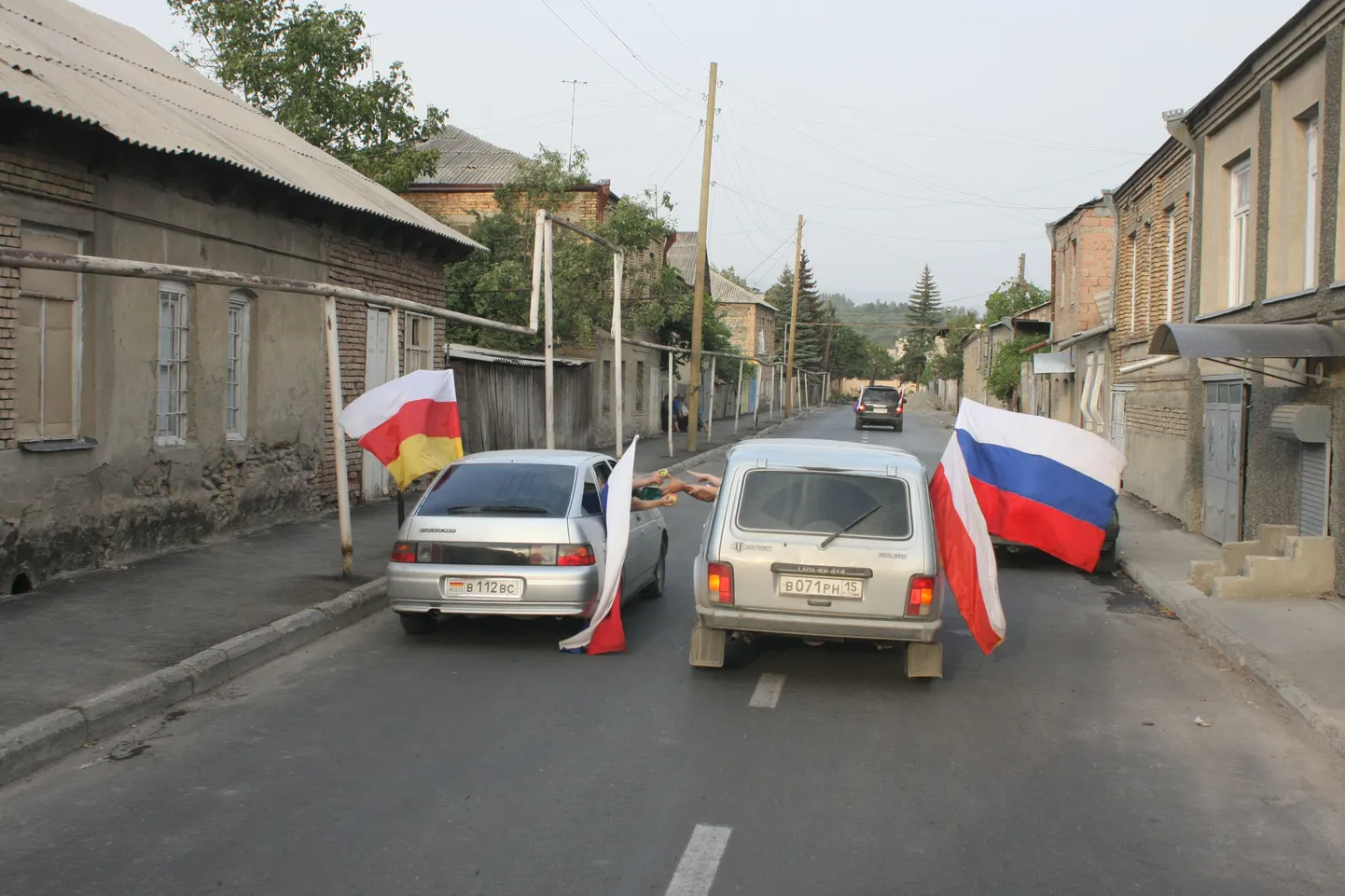 Lõuna-Osseetia ja Venemaa lippudega sõiduautod.
