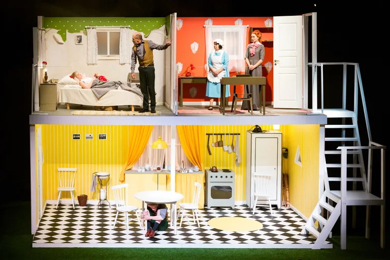 Kuidas leida rõõmu? Hetk Mait Jooritsa lavastusest «Pollyanna», fotol Tiina Adamson (Pollyanna), Riho Rosberg (John Pendleton), Tiina Tõnis (Nancy), Lee Trei (tädi Polly) ja laua all Markus Habakukk (Jimmy).