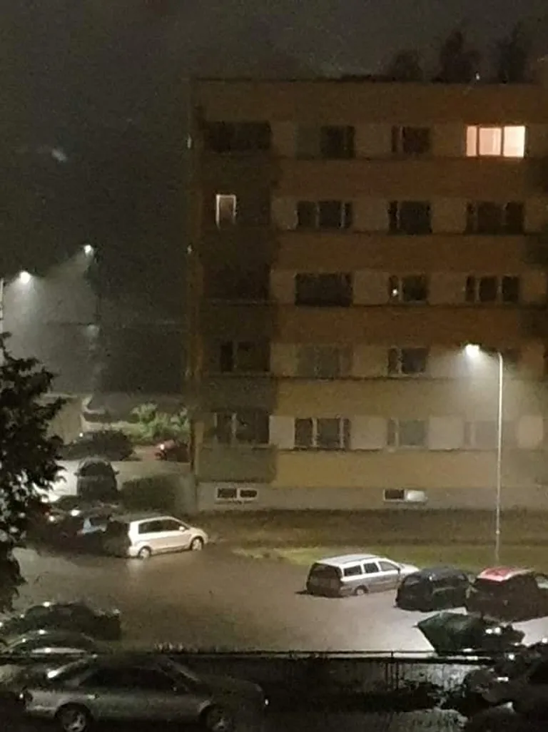 Valgas oli äikesest tingitud sadu nii tugev, et parklad ujusid juba. Pilt on tehtud 25. juunil kell 1.45.