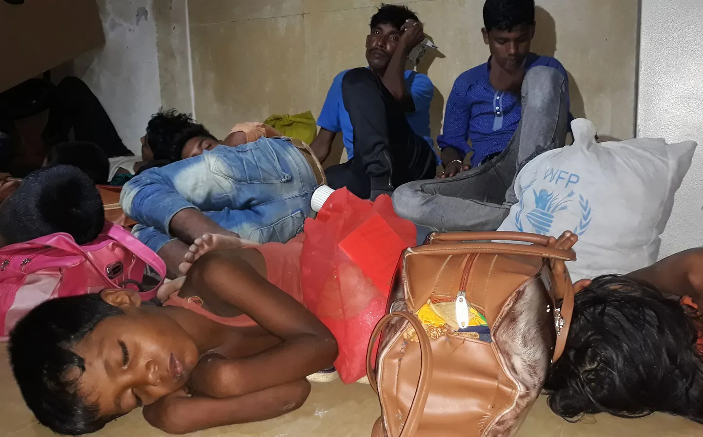 Rohingja põgenikud Bangladeshi politseijaoskonnas enne Cox's Bazari põgenikelaagritesse toimetamist 15. mail.