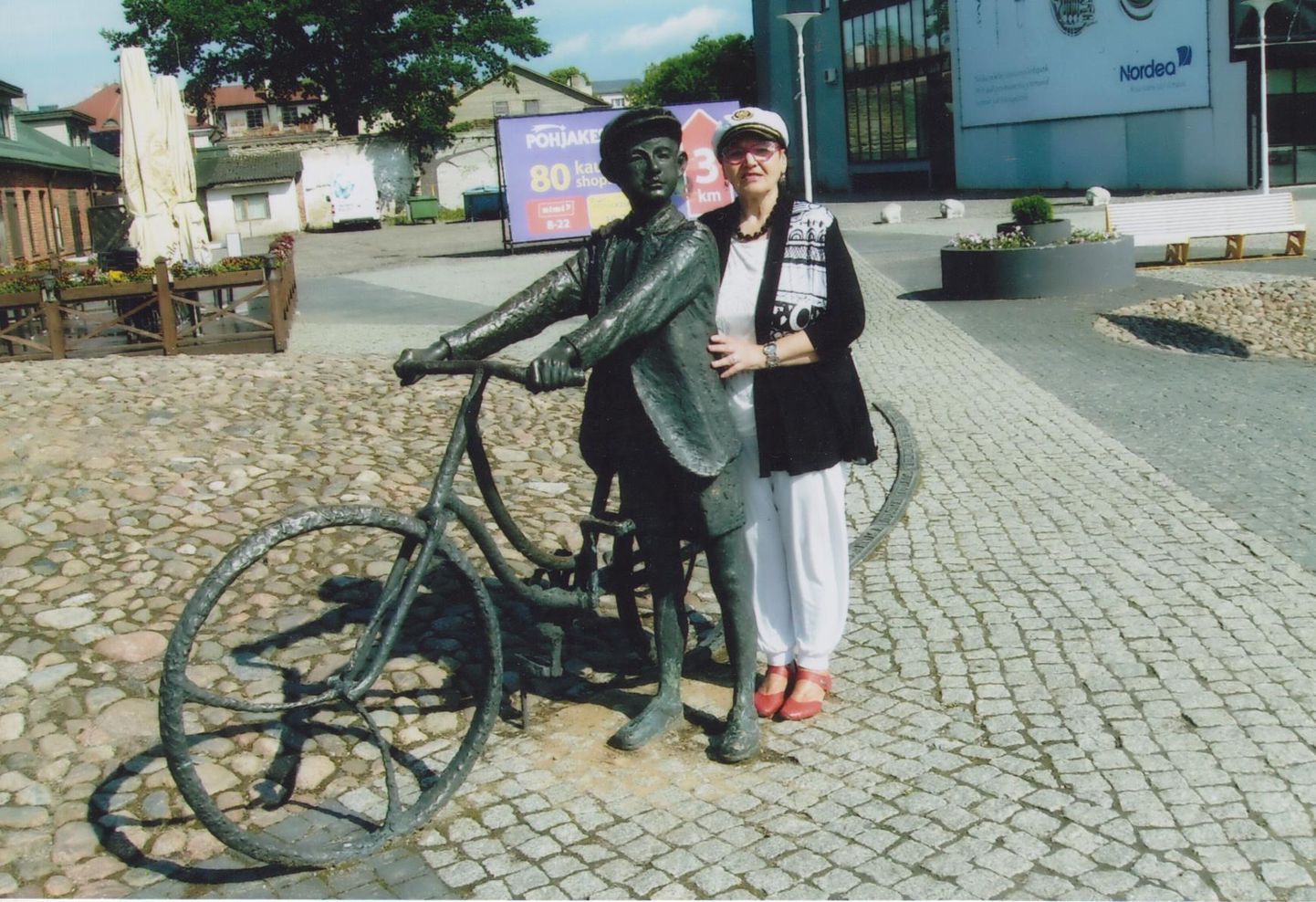Eva Sillaste ja skulptuur "Poiss jalgrattaga muusikat kuulamas".