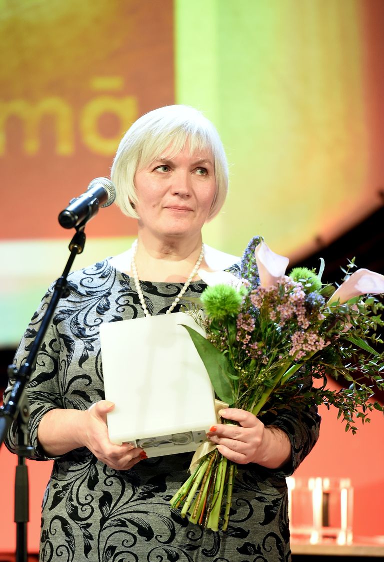 Latvijas Literatūras gada balvas ieguvēja Jana Egle nominācijā "Labākais prozas darbs" par darbu "Gaismā". Mūzikas nams "Daile", 2017. gads.