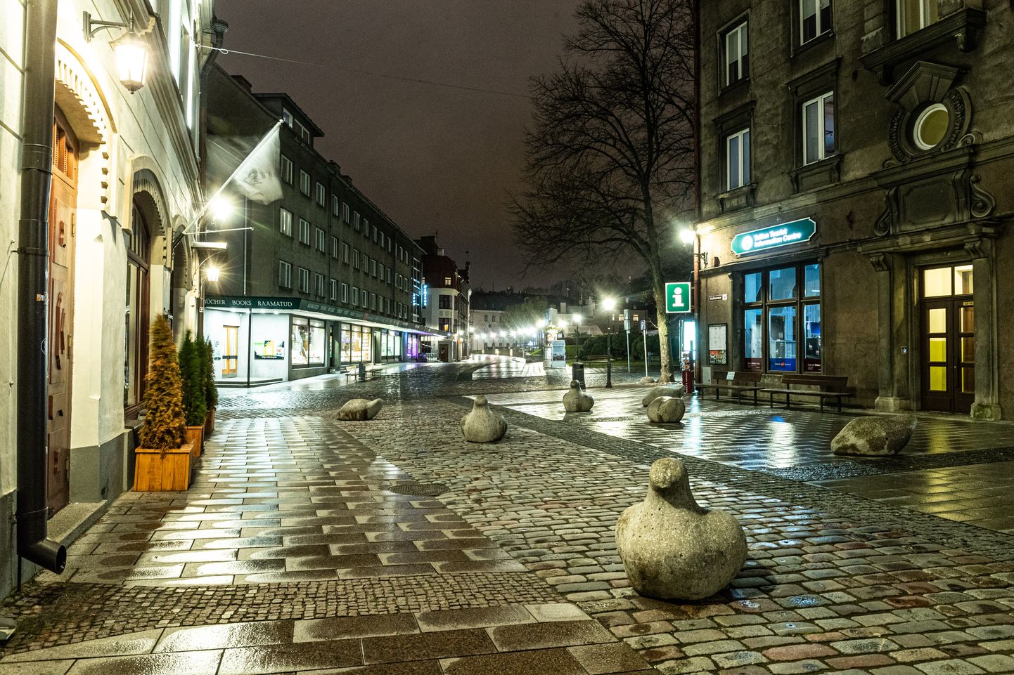 Uued koroonapiirangud tõid Tallinna öistele tänavatele haudvaikuse
