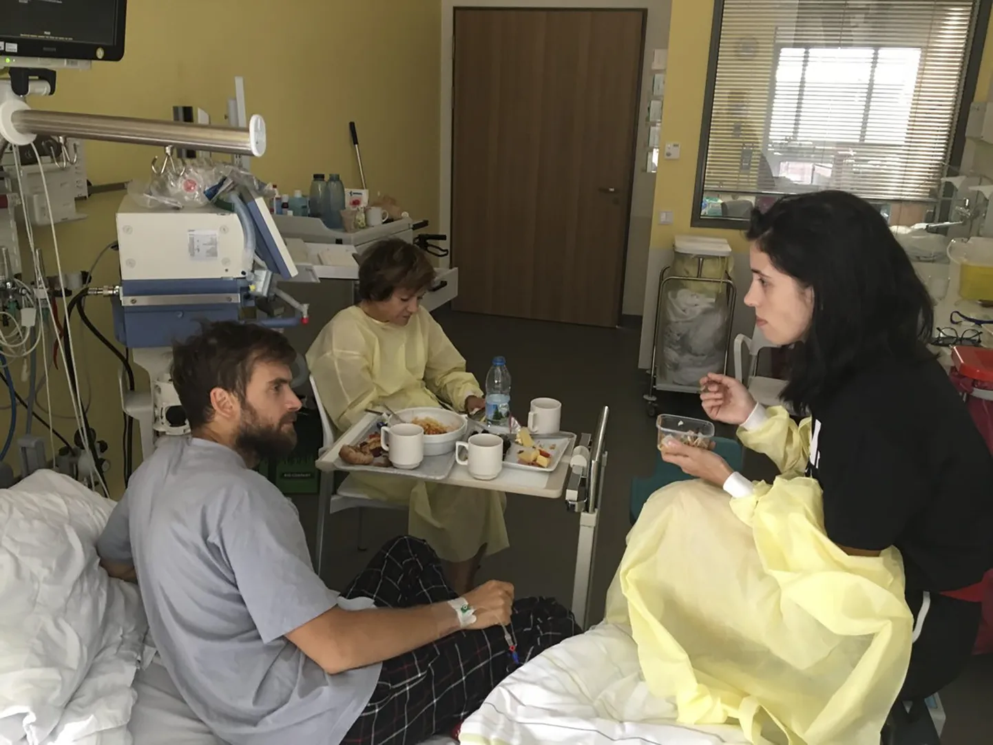 "PUssy Riot" dalībnieki Pjotrs Verzilovs un Nadežda Tolkoņņikova slimnīcā Berlīne