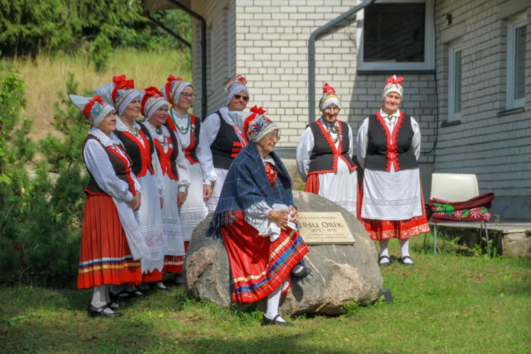 On teada, et rahvalaulik tavatsenud istuda kivile, visanud jala üle põlve ja hakanud laulma.