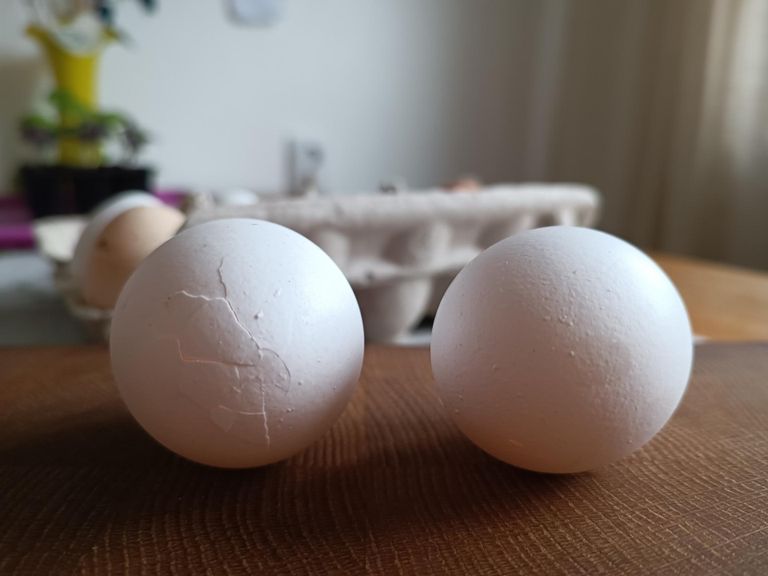 Vasakule munale sai toorest peast pragu sisse koksatud, teine muna läheb võrdluseks samal ajal keema.