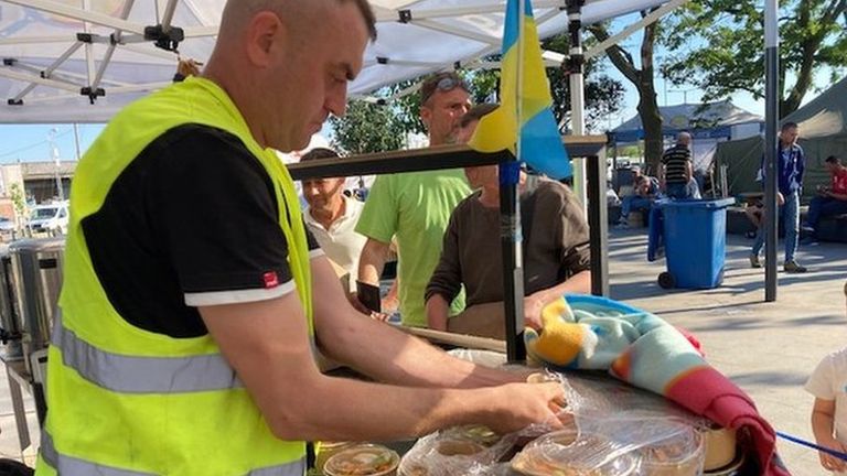 Организованная добровольцами суповая кухня во Львове в самые загруженные дни кормила сотни нуждающихся