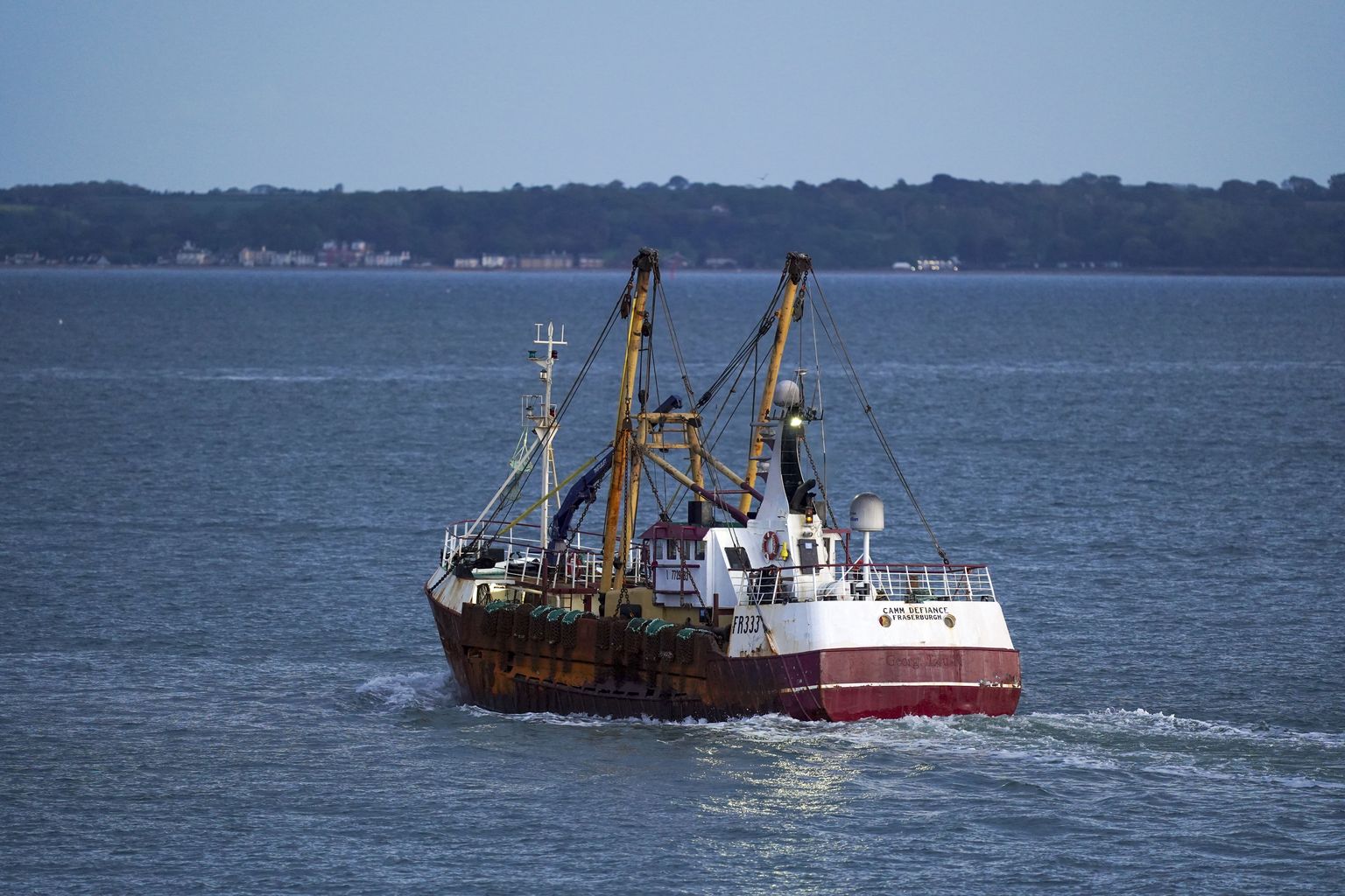 Portsmouthi sadamas sõitev kalastuslaev. Pilt on illustreeriv.