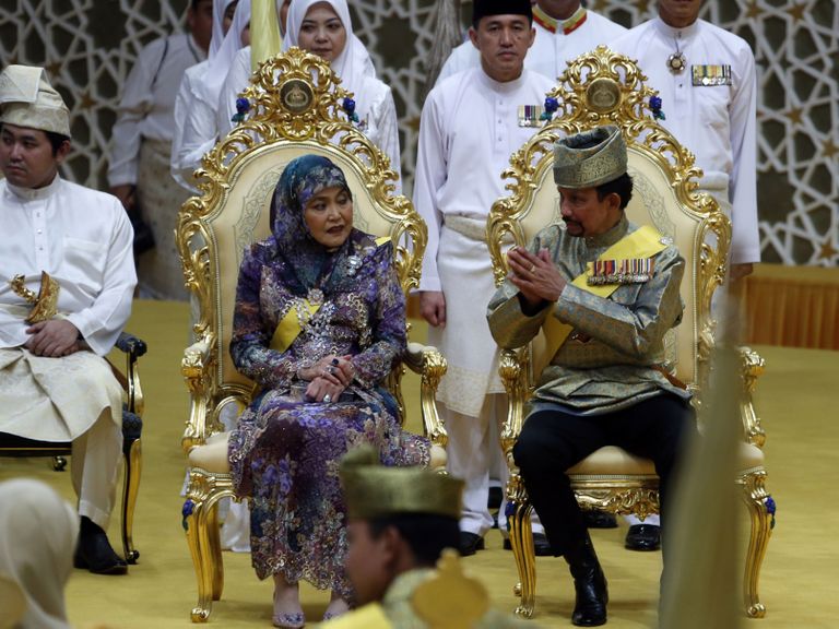 Brunei sultan Hassanal Bolkiah koos abikaasa kuninganna Pengiran Anak Salehaga pidustustel, mis peeti enne riigi printsessi pulmi.
