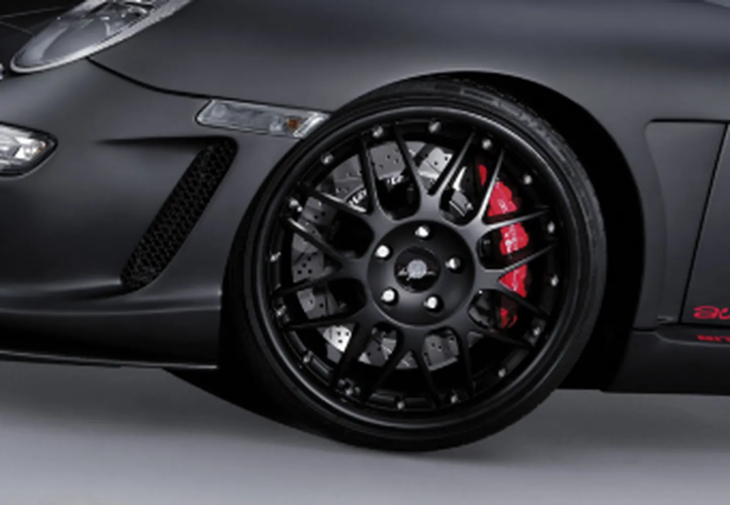 Gemballa диски. Чёрные матовые диски на машине. Диски черные с красным. Ford focus 2 rs диски. Литой диск black and red 16d.